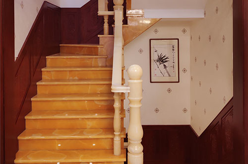 天等中式别墅室内汉白玉石楼梯的定制安装装饰效果